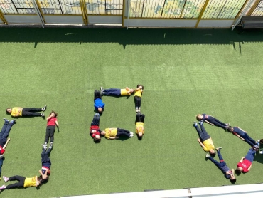 3/A sınıfı öğrencileri, matematik dersinde "doğru, doğru parçası, ışın" kavramlarını bedenleriyle çizdiler. Basit geometrik şekiller oluşturdular.
