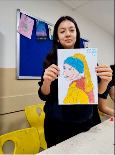 Ortaokul grubumuzla Görsel Sanatlar dersinde Johannes Vermeer’in İnci Küpeli Kız adlı eserini ipler kullanarak boyutlandırdık. Bu çalışma ile öğrencilere esere farklı bir bakış açısı kazandırmayı, dokusal ve üç boyutlu anlatımı deneyimletmeyi amaçlad