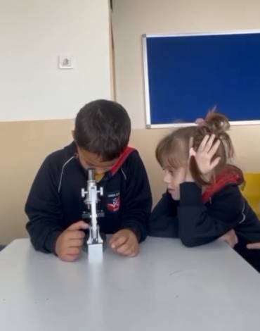 1/B sınıfı ile mikroskopla soğan hücresi gözlemleme fırsatı bulduk. Şeklinin nasıl olduğunu, içinde bakterilerin de var olabileceğini öğrendik.