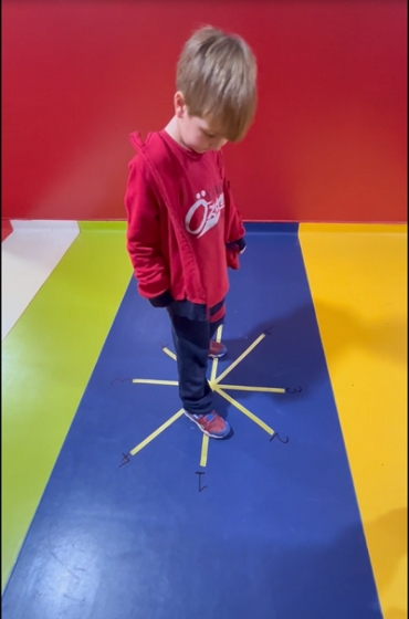 6 yaş B sınıfı, bu eğlenceli ve eğitici oyun sayesinde motor becerilerini, koordinasyonlarını ve bilişsel yeteneklerini geliştirirken aynı zamanda keyifli anlar yaşadılar.