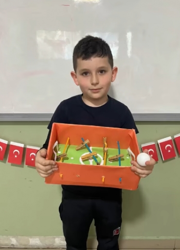 1/B sınıfı öğrencileri geri dönüşüme katkı sağlamak için atık malzemelerden yaptıkları materyalleri tanıttı.
