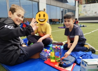 3/A sınıfı öğrencileri "Geometrik Cisimler" konusuna eğlenceli bir giriş yaparken, geometrik cisimleri grup olarak inceleyip bu cisimlerle özgün ve yaratıcı yapılar oluşturdular.