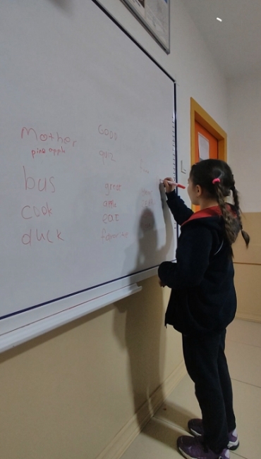 Class 3-A found words beginning with the letter given by the teacher and practiced vocabulary in a fun and engaging way. ✨?