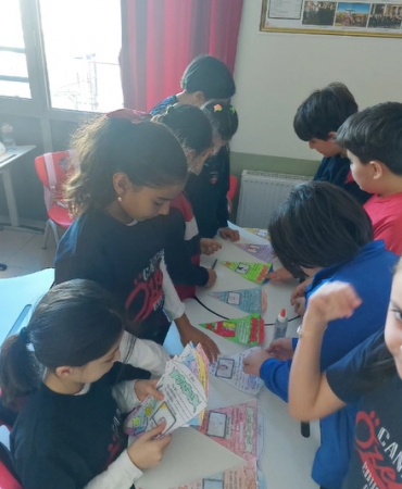 4.Sınıflarımızla birlikte Fransızca dersinde kendilerini tanıtma kartı hazırladık. We prepared self-introduction cards with our 4th graders in our French class.