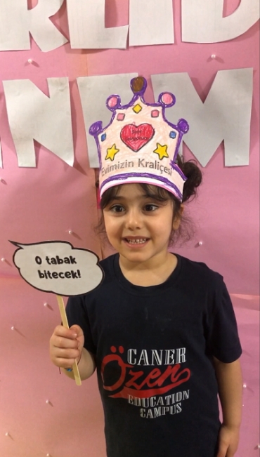 Annelerin o klasikleşmiş, hep yüzümüzde tebessüm bırakan sözlerini bir de 5 yaş A grubunun tatlı diliyle dinleyin ?” Sevgileriyle dünyayı güzelleştiren, şefkatiyle hayatımıza ışık olan tüm annelerimizin Anneler Günü kutlu olsun ???
