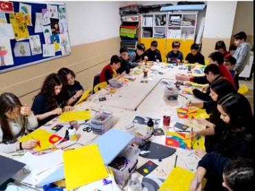 ? Renkler Haftası bizde çok renkli geçti! ? Ana renklerden yola çıktık, ara renklerle sürprizlere ulaştık ? İlkokuldan ortaokula tüm öğrencilerimiz hayal gücünü konuşturdu, ortaya rengarenk, enerji dolu çalışmalar çıktı!