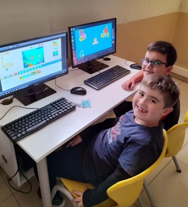Kodlama Haftasına 2/B sınıfı ile Scratch Jr. arayüzünü öğrenerek  kodlamaya başladık eğlenerek dersimizi işledik.