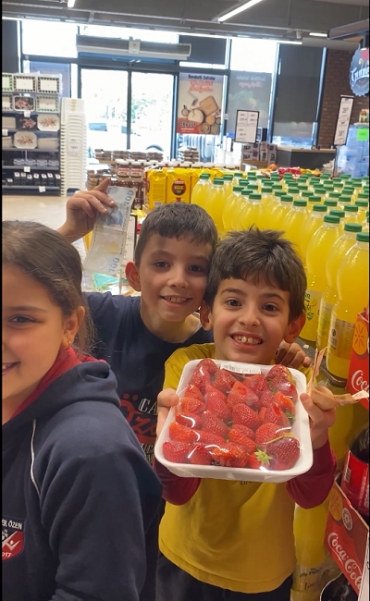 Matematiği hayatın içine taşıyoruz.  Matematik dersinde “Paralarımız” konusu kapsamında 3/A sınıfı öğrencileri kendi bütçelerini kullanarak marketten meyve alışverişi yaptı.