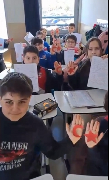 5/C sınıfı öğrencileri ile Türkçe dersinde "bayrak sevgisi" konusunu işledik. Öğrencilerimiz kendileri için "Bayrak ne ifade ediyor ve hangi duyguları hissettiriyor "kağıda dökerek duygularını anlattılar.